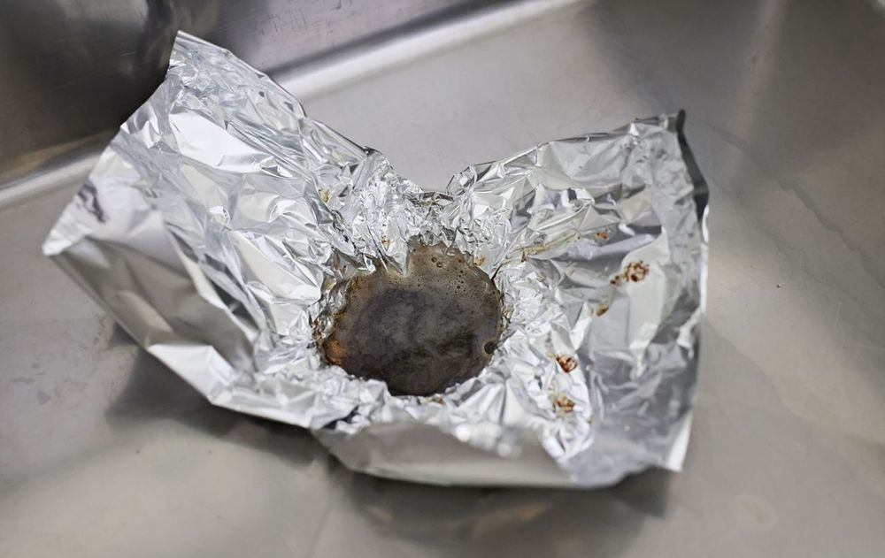 Se puede almacenar en recipientes cerrados o tirarlo a la basura con papel aluminio.