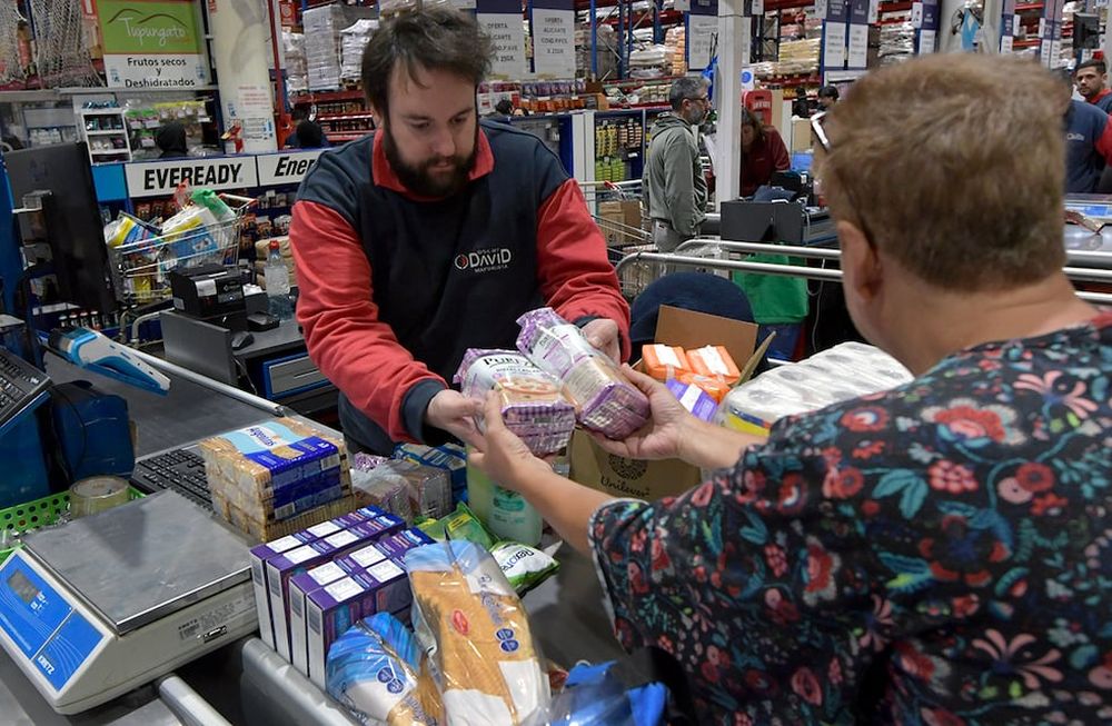 Un supermercado mayorista mendocino se sumó a la tendencia y empezó a aceptar dólares a un valor un poco superior al blue. Foto: Los Andes