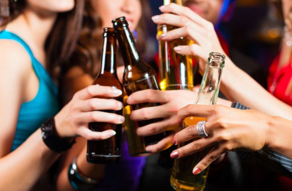 Mezcla de sustancias: la advertencia sobre el riesgo oculto de la moda instalada en salidas y reuniones.