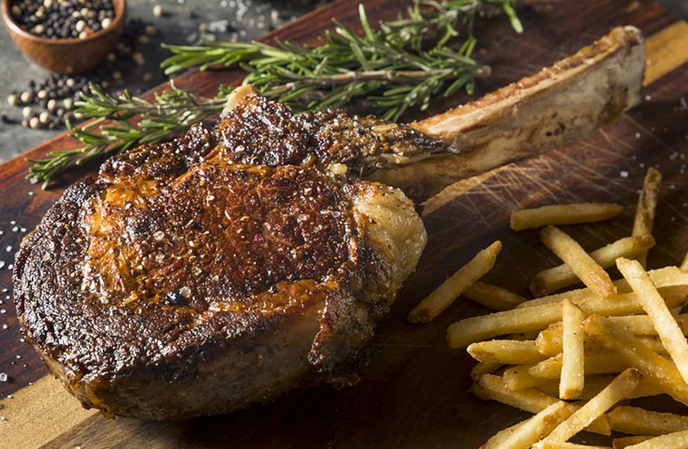 Qué son tomahawk, american cowboy steak y bisteca: los cortes de moda para el asado argentino