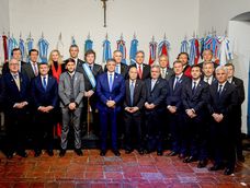 El presidente Javier Milei, junto a gobernadores, cuando firmó el Pacto de Tucumán (2024). Foto archivo: Presidencia