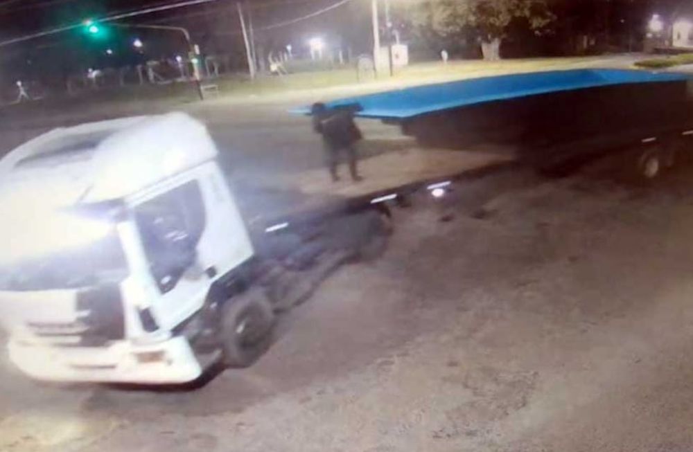 El camión salió del lote de Nadia Alaferte en marcha atrás y con un hombre en la parte trasera que sostenía la piscina. Foto: Gentileza InfoCañuelas