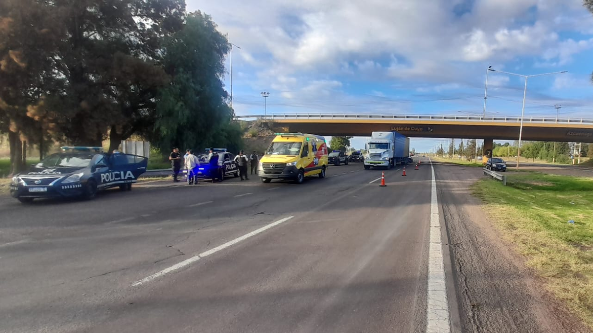 Un mujer fue atropellada por un camión en Ruta 40 e investigan si intentó suicidarse: está grave