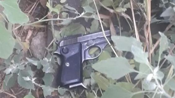 La pistola automática con que el delincuente habría disparado fue encontrada en un descampado del barrio Malvinas Argentinas - Gentileza La Voz.