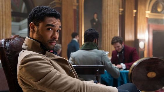 Regé-Jean Page, el más sensual de “Los Bridgerton”, hizo un triste anuncio pero regaló una mirada pícara que derritió a fanáticos