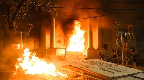 Los Andes | Sin control. Algunos manifestantes terminaron su marcha en la Legislatura y allí las roturas fueron graves. La multitudinaria movilización había partido en paz desde San Martín y Peatonal tres horas antes. Foto: Mariana Villa / Los Andes