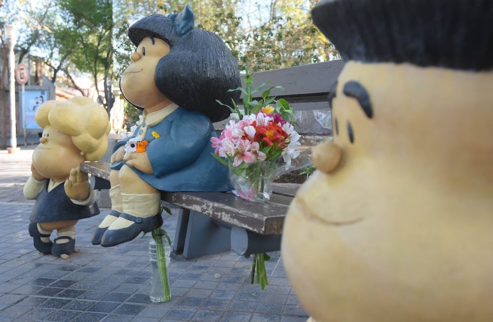 Al enterarse de la muerte de Quino, varios mendocinos dejaron flores en las estatuas de sus personajes en la Arístides. Foto: José Gutiérrez / Los Andes