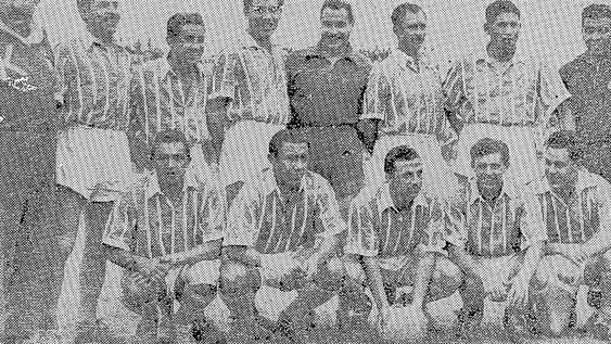 El póster del campeón. Arriba: Pereyra (masajista), Arias, Unanua, Méndez, Elso, Frigolé, Garín y Eusebio Guiñez (PF). Abajo: Carabajal, Godoy, Cipolla, Pereyra y García. / Archivo Los Andes