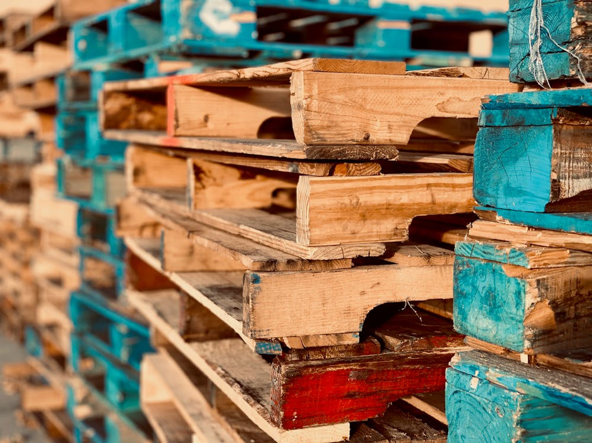 Si tenés pallets en tu casa, no los tires, son un tesoro: pueden ayudarte a renovar la decoración