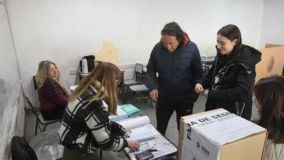 Elecciones provinciales PASO 2023 en la provincia de Mendoza.En la Escuela Belgrano de Godoy Cruz, Agostina de 18 años concurre a votar por primera vez junto a su papáFoto: José Gutierrez / Los Andes