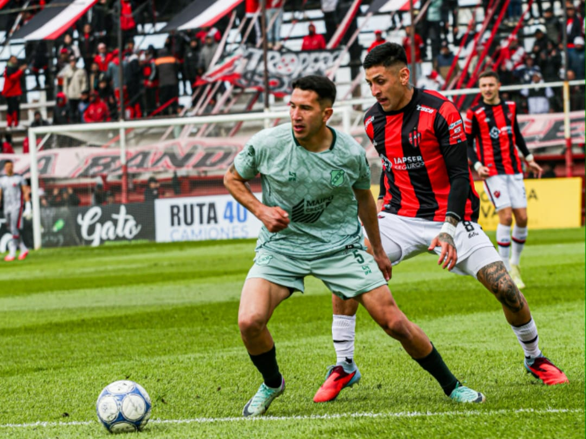 Julián Vera, de Deportivo Maipú, intenta escapar de la presión de Juan Salas, de Patronato, durante el duelo que disputan en el estadio Omar Sperdutti.