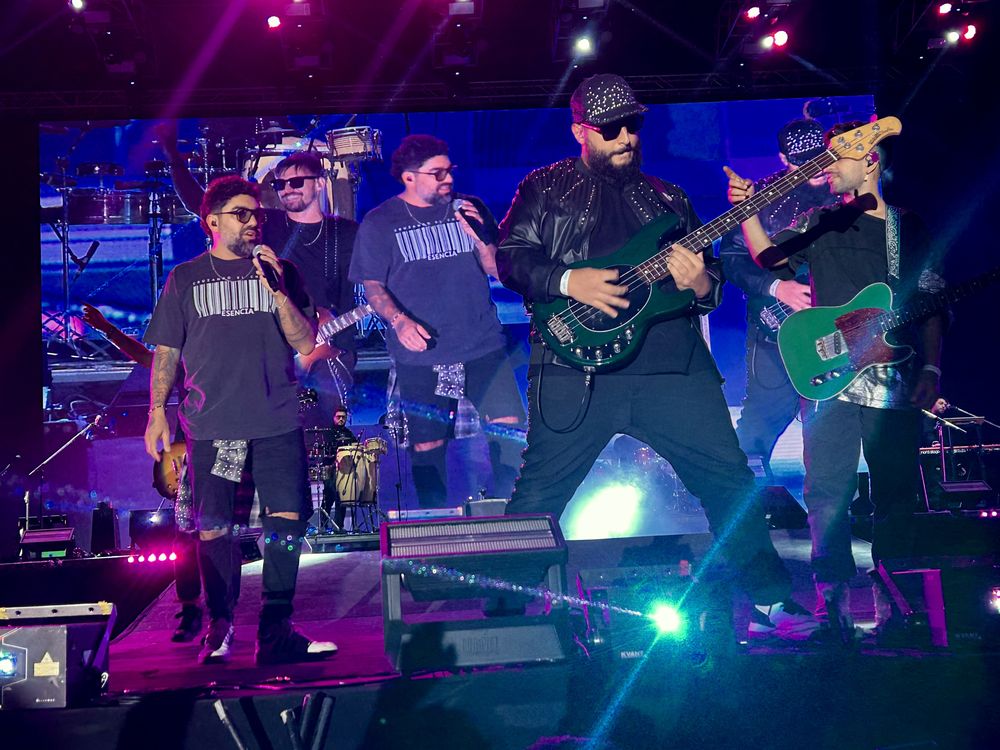La banda platense tuvo una gran recepción del público, que acompañó el show con coros, palmas y una energía sostenida de principio a fin.