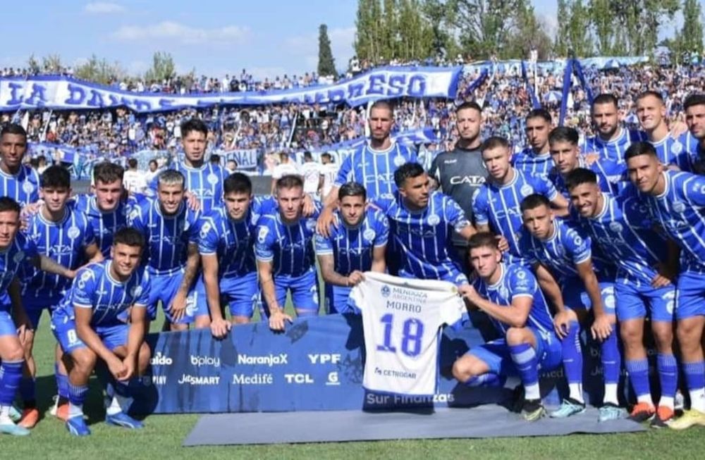 Los jugadores de Godoy Cruz le rindieron un homenaje al Morro García a tres años de su muerte. Foto: Prensa Club Godoy Cruz