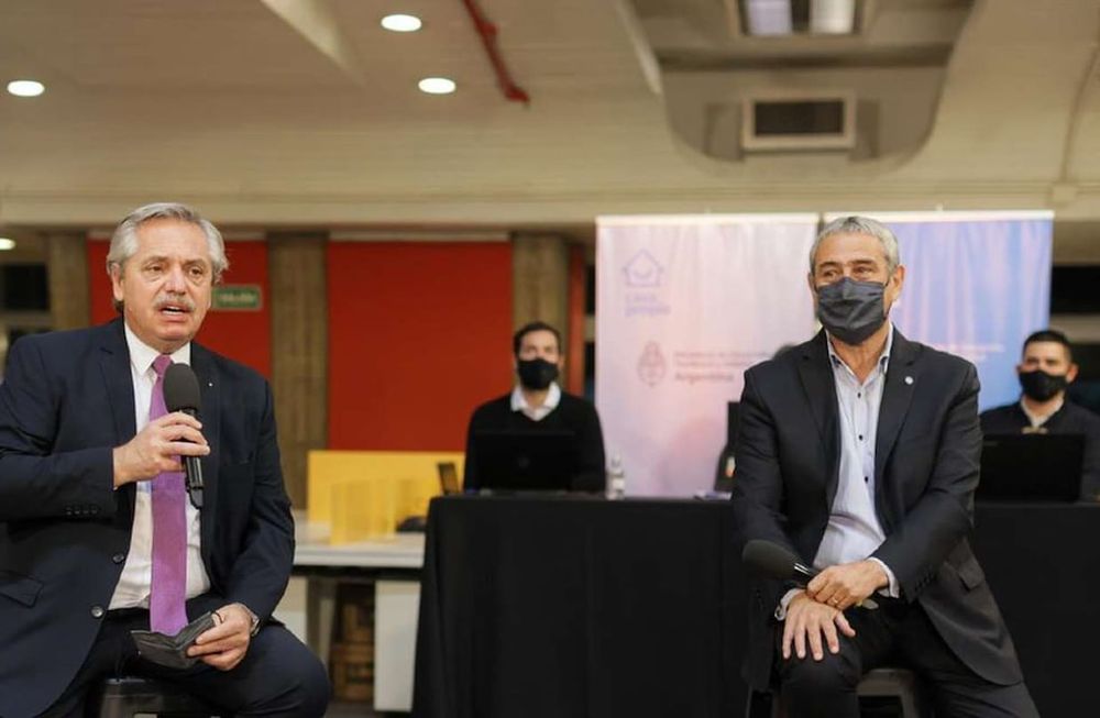Alberto Fernández junto al ministro de Desarrollo Territorial y Hábitat, Jorge Ferraresi. (Presidencia)