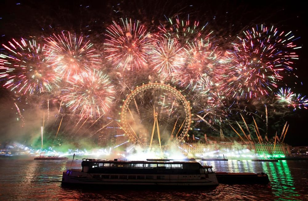 Fuegos artificiales explotan alrededor del London Eye durante las celebraciones de Año Nuevo en Londres, Gran Bretaña, el 01 de enero de 2023. Foto: EFE/EPA/TOLGA AKMEN