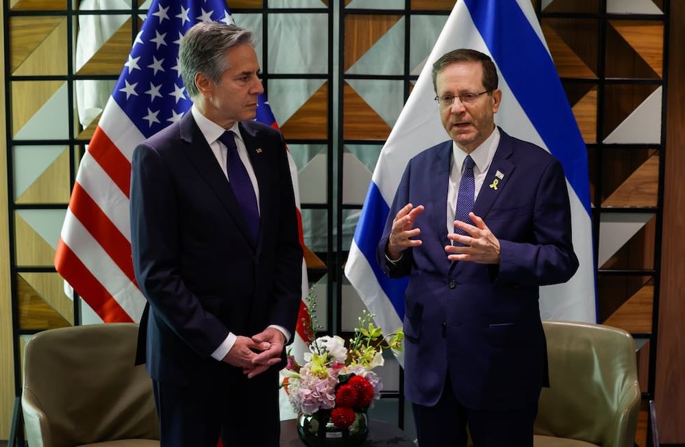 El secretario de Estado de Estados Unidos, Antony Blinken, a la izquierda, y el presidente de Israel, Isaac Herzog, a la derecha, hablan durante su cumbre en Tel Aviv, Israel, el miércoles 1 de mayo de 2024. (Evelyn Hockstein/Pool Foto via AP)