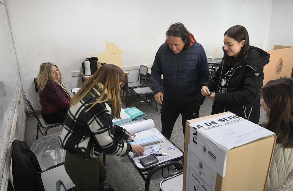 Elecciones provinciales PASO 2023 en la provincia de Mendoza.En la Escuela Belgrano de Godoy Cruz, Agostina de 18 años concurre a votar por primera vez junto a su papáFoto: José Gutierrez / Los Andes