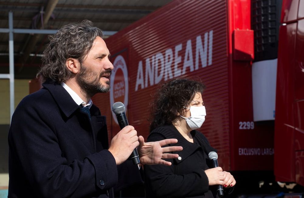 El jefe de Gabinete, Santiago Cafiero, y la ministra de Salud, Carla Vizzotti, recibieron formalmente las primeras vacunas Sputnik V elaboradas en el país por Richmond. (Télam)