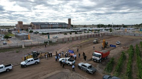 Funcionarios provinciales recorrieron con el ministro del Interior Diego Santilli las obras para llegar el servicio del Metrotranvía hasta el aeropuerto Francisco Gabrielli. Foto: Gobierno de Mendoza.
