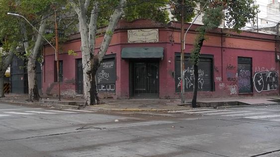 Demolieron el histórico teatro bar Los Angelitos que estaba abandonado en la esquina de Rioja y Buenos Aires. Qué construirán en su lugar.