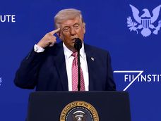 Captura de video de una transmisión de La Casa Blanca del presidente de Estados Unidos, Donald Trump, hablando en el foro FII Priority este viernes, en Miami (EE.UU.).