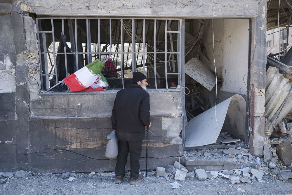 Un hombre observa la destrucción causada por los bombardeos israelíes-estadounidenses en los alrededores del Gran Bazar de Teherán, Irán