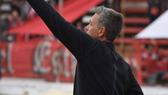 Mauricio Elena dejó de ser el DT del Chacarero