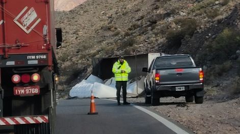 Volcó un camión en solitario en Uspallata.