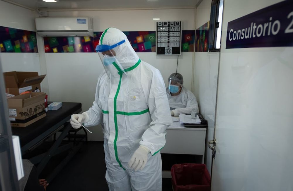Los operativos de testeos permitieron detectar a siete positivos en el barrio San Martín y en la feria del Acceso Este. Foto: Ignacio Blanco / Los Andes