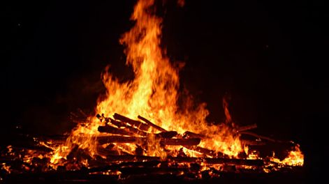 Los que pisan el fuego - Por Javier  Hernández