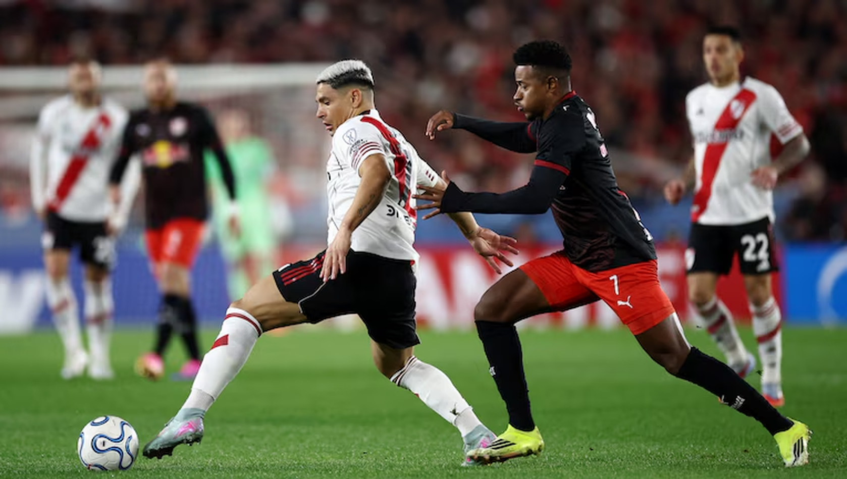 Maxi Salas, titular en el once inicial dispuesto por Eduardo Coudet para enfrentar a Bragantino en el estadio Monumental.