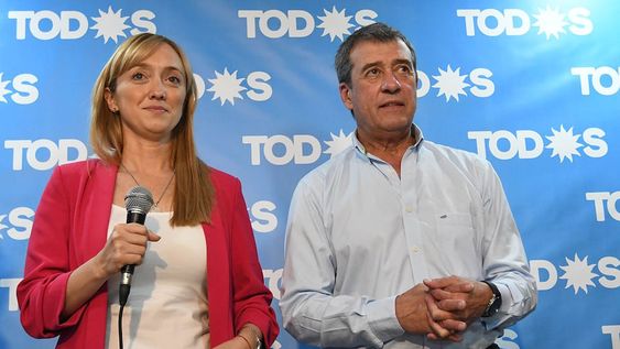 Elecciones legislativas 2021. Los candidatos del Frente de Todos anunciaron los resultados en el búnker ubicado en calle España de la ciudad de Mendoza.Anabel Fernández Sagasti candidata a senadora nacional y Adolfo Bermejo candidato a diputado nacional en el búnker peronista.