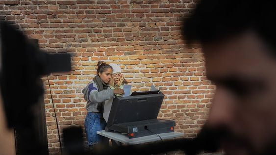 El voto electrónico del domingo 13 de agosto demoró más de lo debido los sufragios en la Ciudad de Buenos Aires. Foto: Federico Lopez Claro