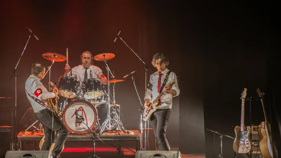adios sui, hola charly: como es el show tributo con superheroes que debuta en el imperial este viernes
