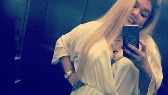 Morena Rial coqueteó frente al espejo con un vestido negro híper corto y pegadito