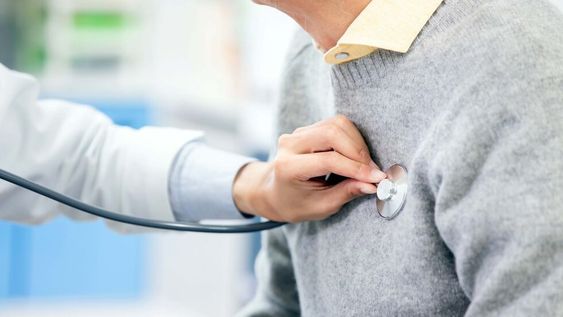 El riesgo de sufrir una crisis de arritmia se duplica en las cuatro horas posteriores a la ingesta de un vaso de vino, cerveza u otra bebida alcohólica, y se triplica con dos o más tragos. Foto: 123RF