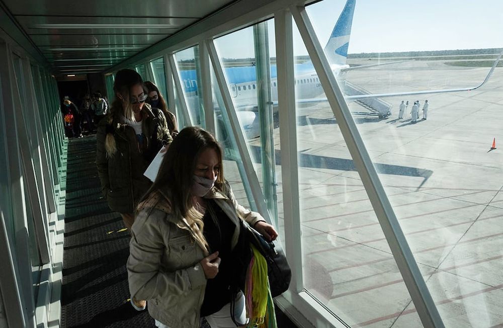Los mendocinos que viajaron en avión gastaron más que los turistas que llegaron por esa misma vía a la provincia. Foto: Ignacio Blanco / Los Andes