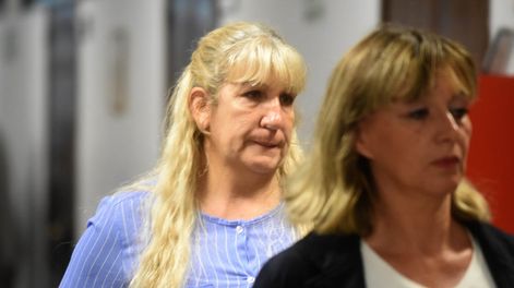 Los Andes | Salen de la sala de audiencias de tribunales Elizabeth Ventura y Mónica Castro, viuda del médico asesinado y la bruja amiga de ésta.