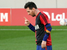 Lionel Messi con la camiseta de la Lepra rosarina, su gran amor