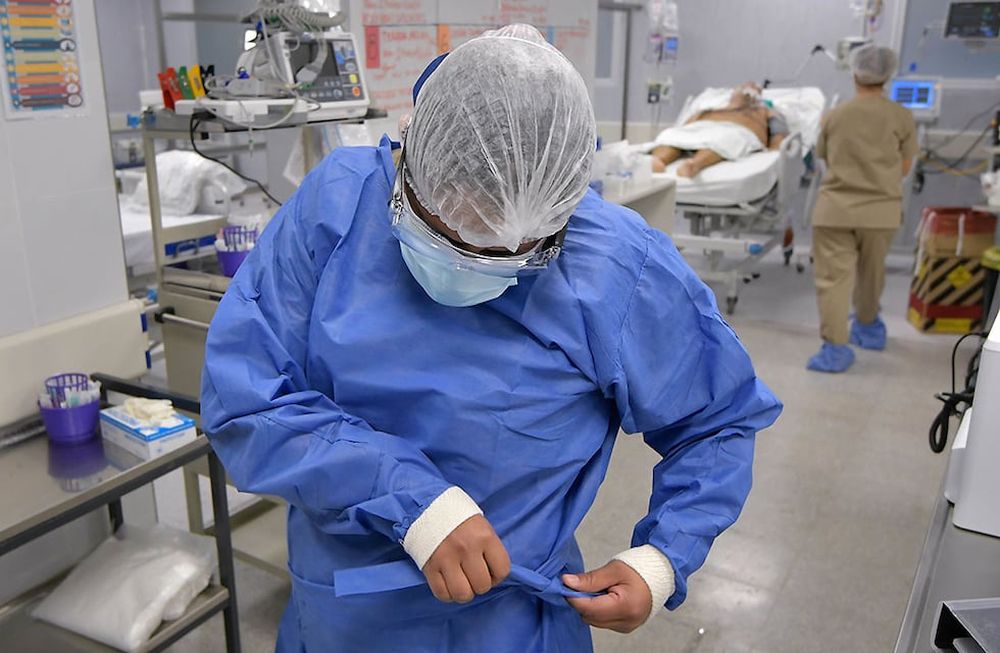 En la provincia, un familiar puede ingresar a terapia a despedirse del paciente. No pueden tocarse pero sí estar cerca. / Foto: Orlando Pelichotti