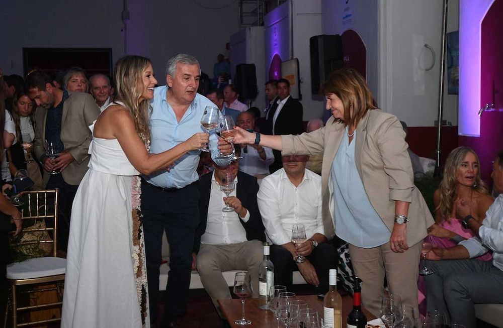 Vendimia 2023  En la Bodega Belasco de Baquedano se realizó el agasajo de Bodegas de Argentina 2023, donde se reunieron empresarios y políticos. Gerardo Morales Gobernador de jujuy, su esposa y Patricia BullrichFoto: José Gutierrez / Los Andes