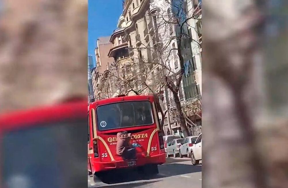 El sorprendente método de abordar un colectivo sorprendió a quienes circulaban por la avenida Belgrano de Buenos Aires. Foto Captura: X / @Rivadavia630