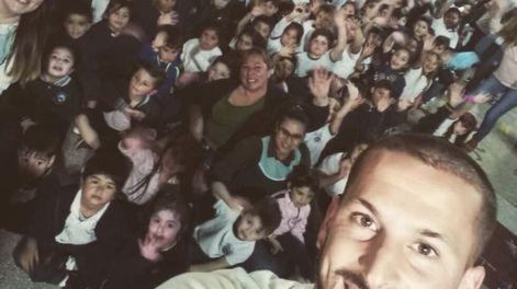 La pregunta de una nena que incomodó al Pipa Benedetto durante el acto en una escuela