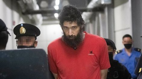 Los Andes | El israelí Gil Pereg (40) llegó pasadas las 8 al Polo Judicial para estar presente en la primera audiencia del juicio en su contra por los homicidios de su madre Pyrhia Saroussy y de su tía Lily Pereg, ocurridos en enero de 2019 en Guaymallén.