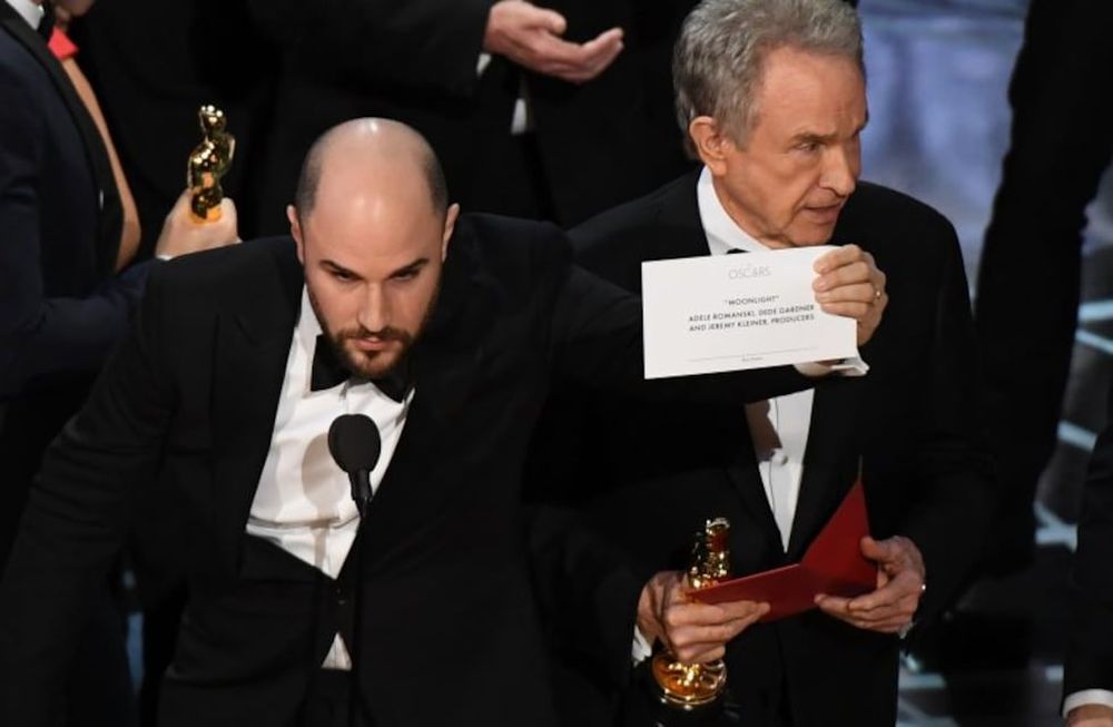 Jordan Horowitz, productor de La La Land, aclara el error frente a Warren Beatty.  / AFP PHOTO /