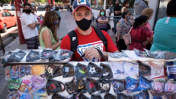Por el Centro. Darío es artesano, pero este año se vio obligado a vender barbijos para poder mantener a su familia. Foto: Ignacio Blanco / Los Andes