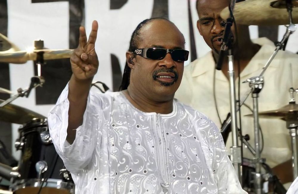 Tras ser trasplantado del riñón, Stevie Wonder vuelve al ruedo con dos temas nuevos