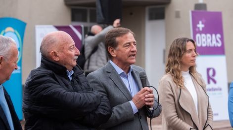 Los Andes | El gobernador Rodolfo Suárez, junto al intendente de Rivadavia, Miguel Ronco; y la titular del IPV, María Marta Ontanilla. Prensa Gobierno
