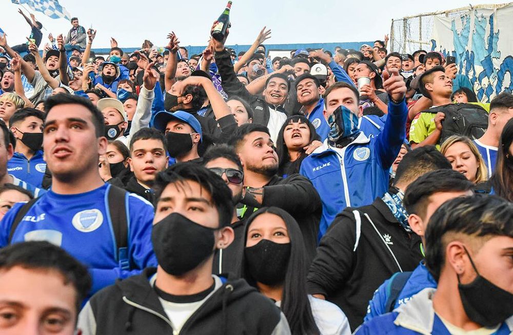 Miles de hinchas de Godoy Cruz coparon el estadio Feliciano Gambarte para festejar los 100 años del Tomba a pesar de las restricciones por la pandemia.