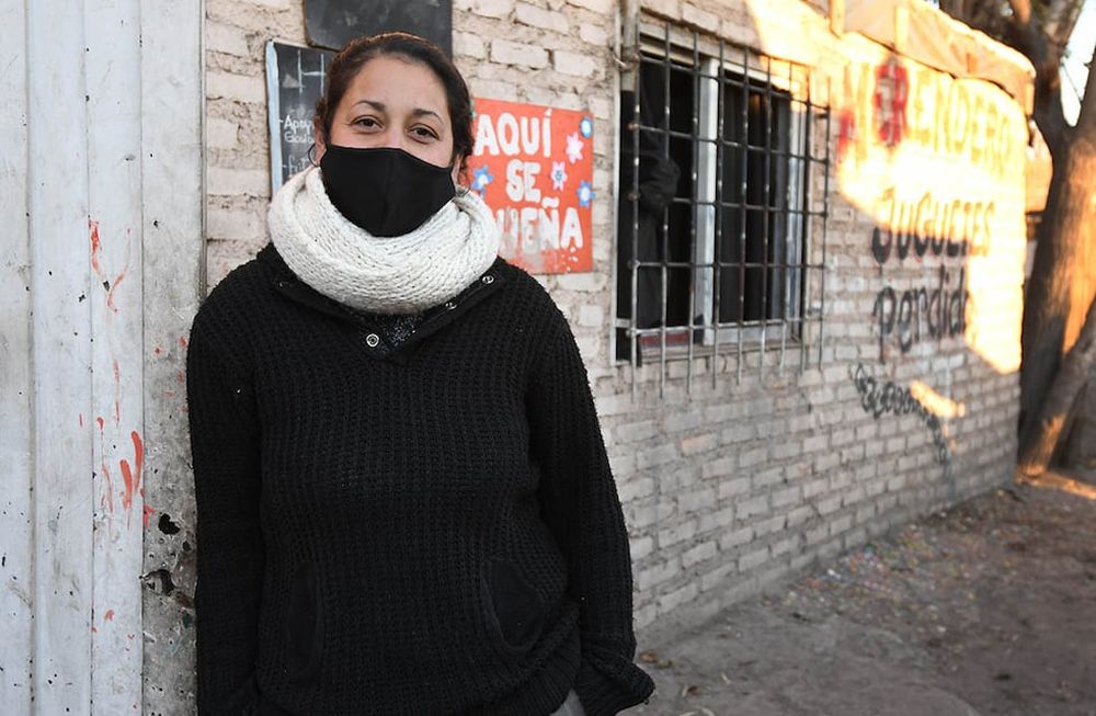 La mujer, junto a otras voluntarias, abrió un merendero en su barrio, actividad que le permite conocer los problemas de cada niño que concurre allí. Foto: José Gutiérrez